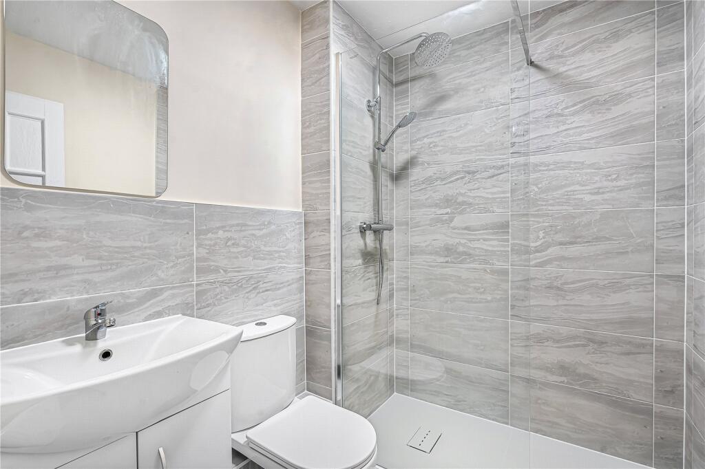 House in London, Whitton - View 5
