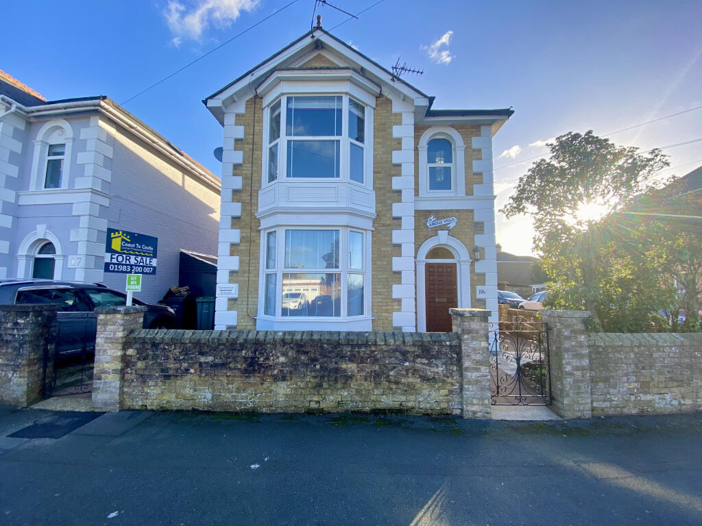2-bed flat on Argyll Street, Ryde,, £185,000