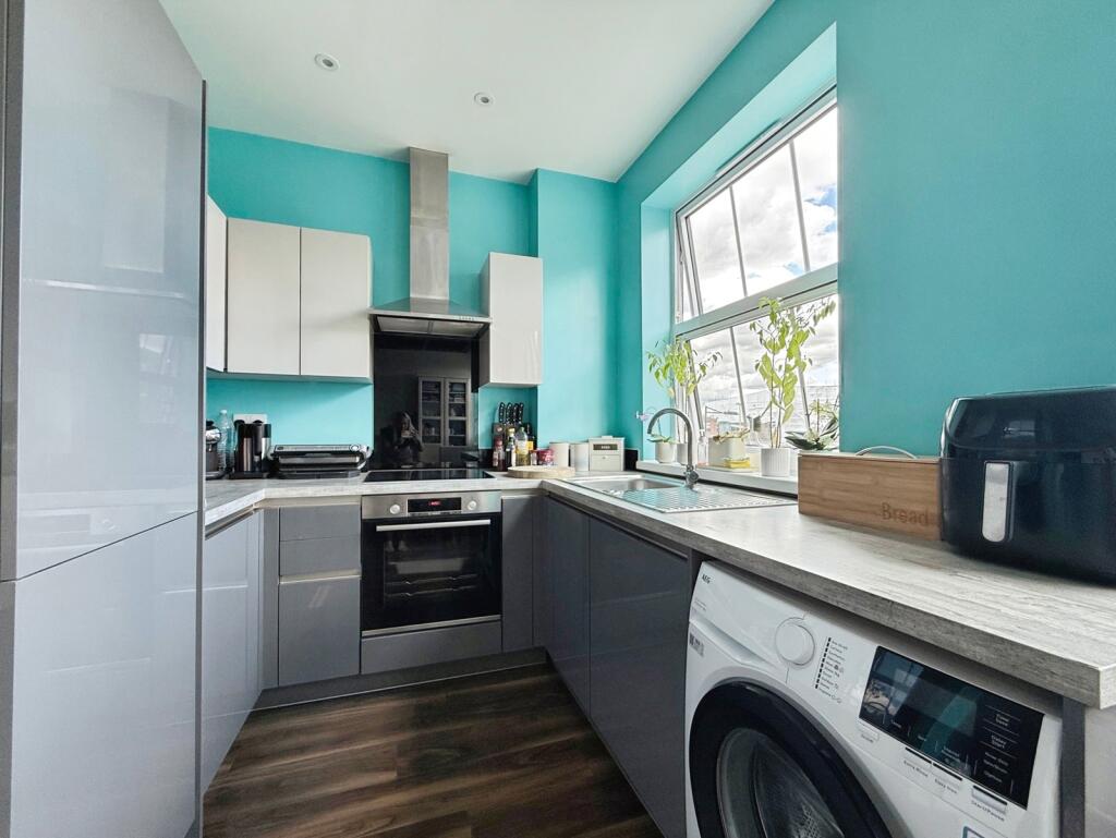 Apartment in Basingstoke and Deane, Kings Furlong - View 4