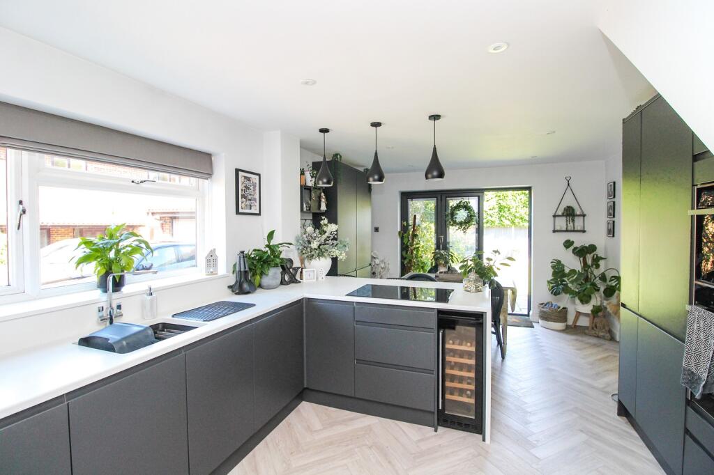 House in Crawley, Lowfield Heath - View 3