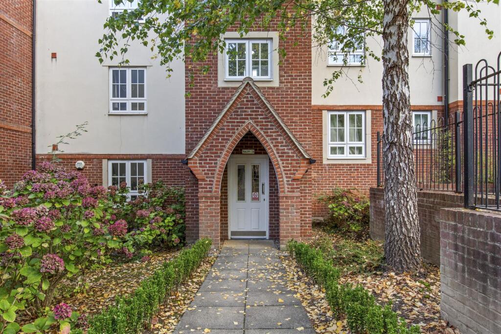 2-bed flat on Elvaston, Rectory Avenue, High Wycombe, £325,000