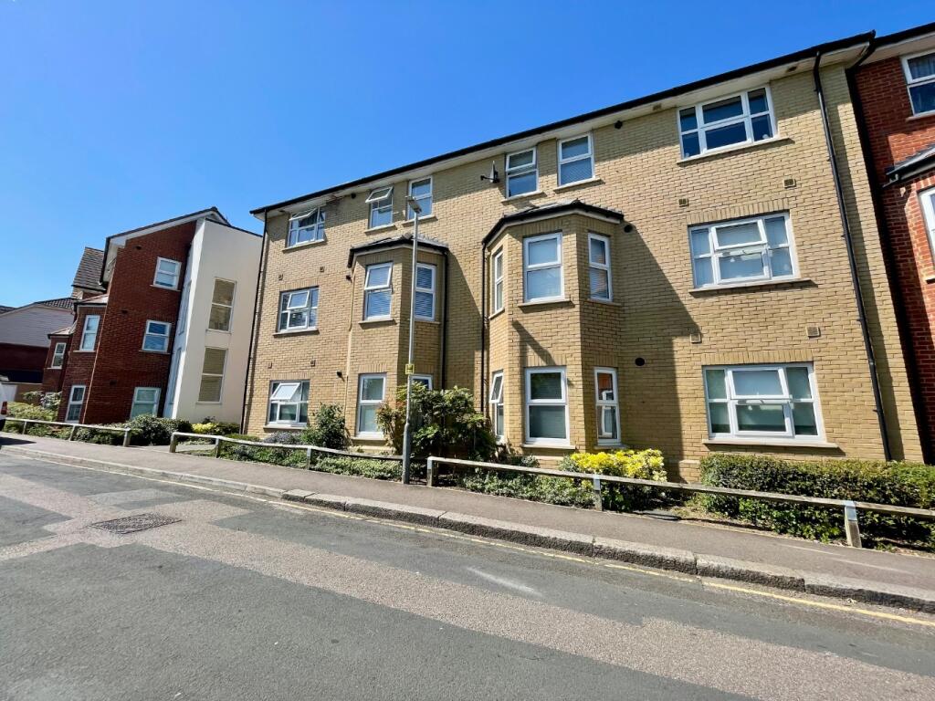 Main image of property: Kensington Court, 16-36 South Road, Luton, Bedfordshire, LU1 3GE