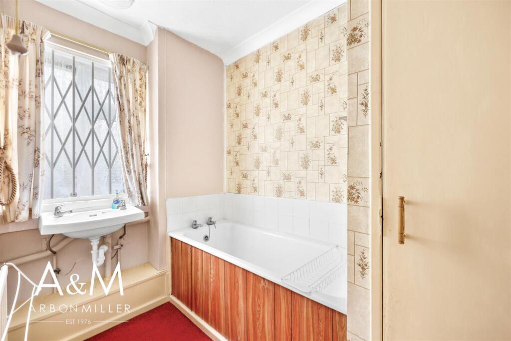Apartment in Ilford, Barkingside - View 5