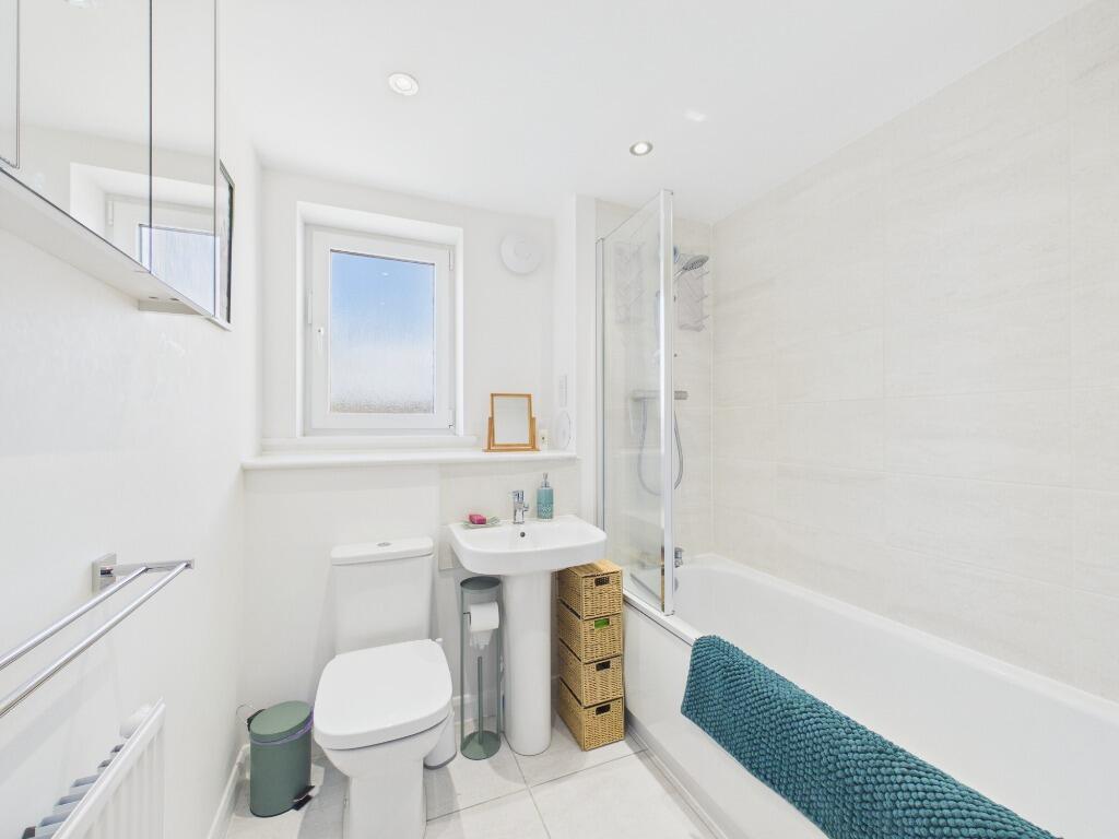 Apartment in Edinburgh, Craigmillar - More