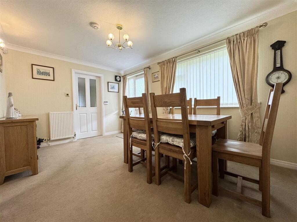 Dene Park, Kirkburton, Huddersfield HD8 0XJ photo 4