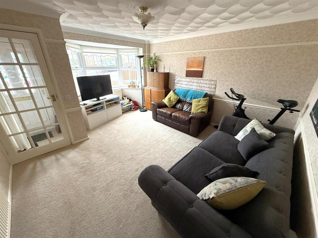 Wicks Drive, Chippenham photo 2