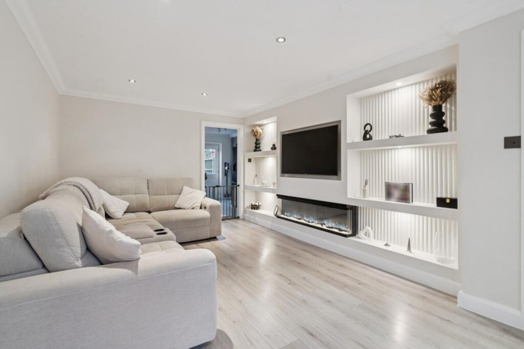 3-bed terraced on Hamilton Road, South Oxhey, Watford, WD19, £500,000