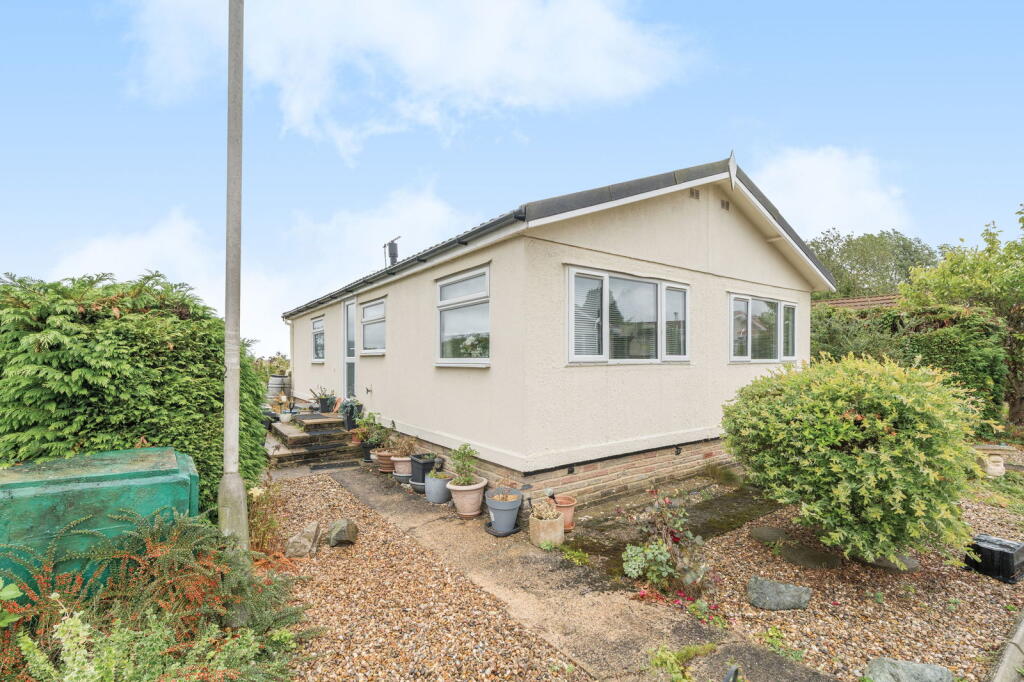 2-bed caravan on Marshmoor Park, Wallow Lane, Great Bricett, Suffolk, IP7 7BZ, £90,000