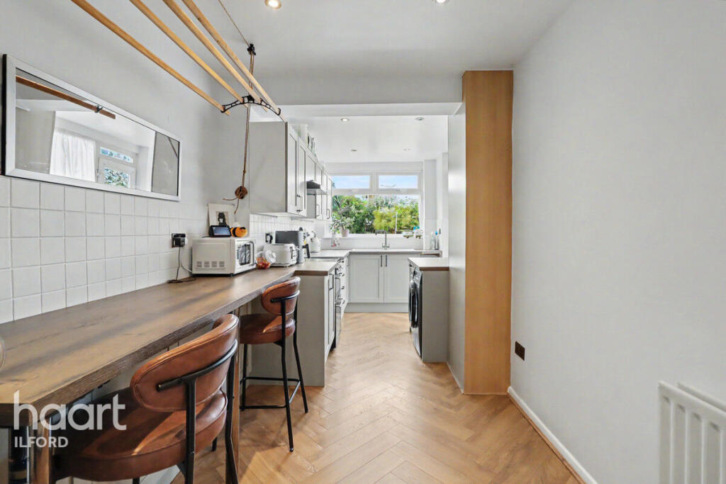 House in London, Loxford, Seven Kings - View 4