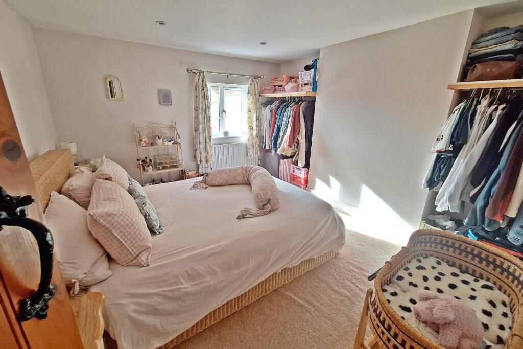 House in Barton-le-Clay, Central Bedfordshire - More