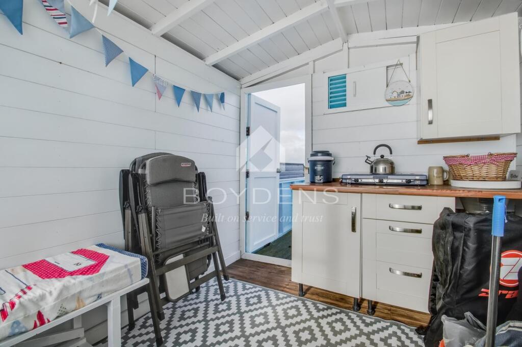 Walings Beach Hut, Frinton On Sea photo 3