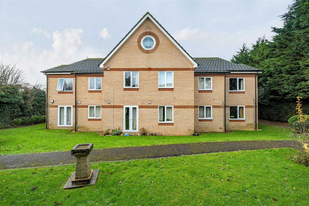 Orchard Court, Reading, Berkshire photo 2