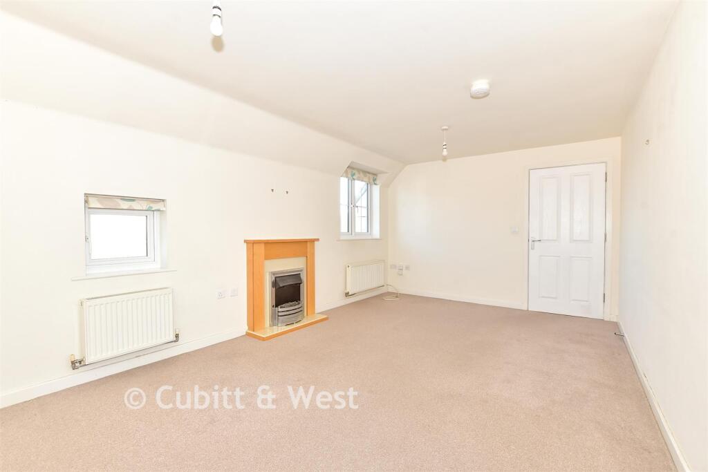 2-bed house on Robinson Way, Bracklesham Bay, Chichester, West Sussex, £200,000