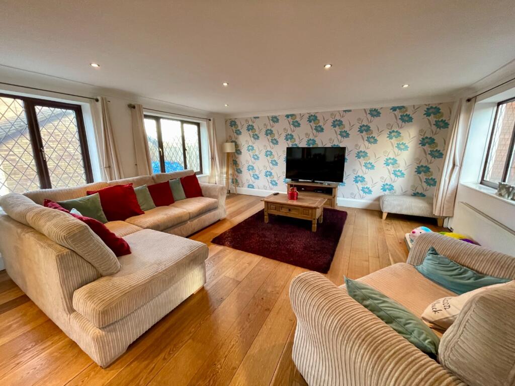 Bellerby Rise, Luton, Bedfordshire, LU4 9DU photo 3