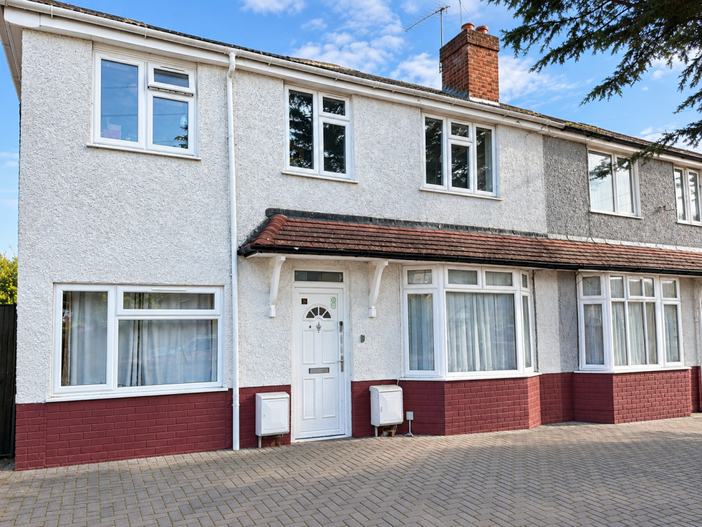 2-bed flat on Whiteford Road, Slough, £300,000