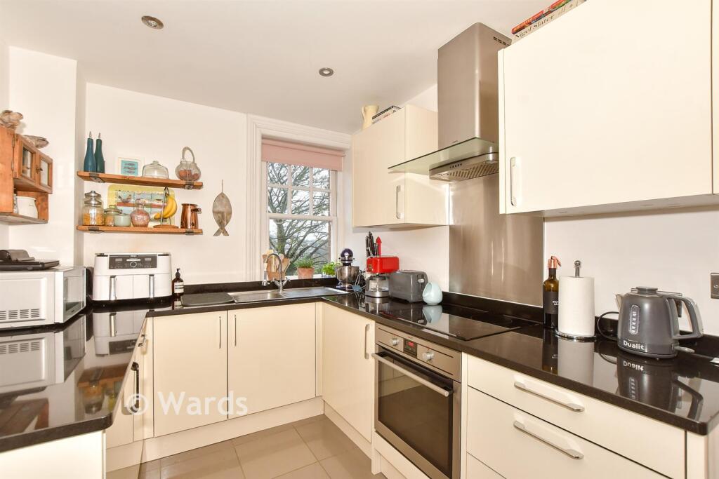 2-bed apartment on Eversley Park, Folkestone, Kent, £210,000