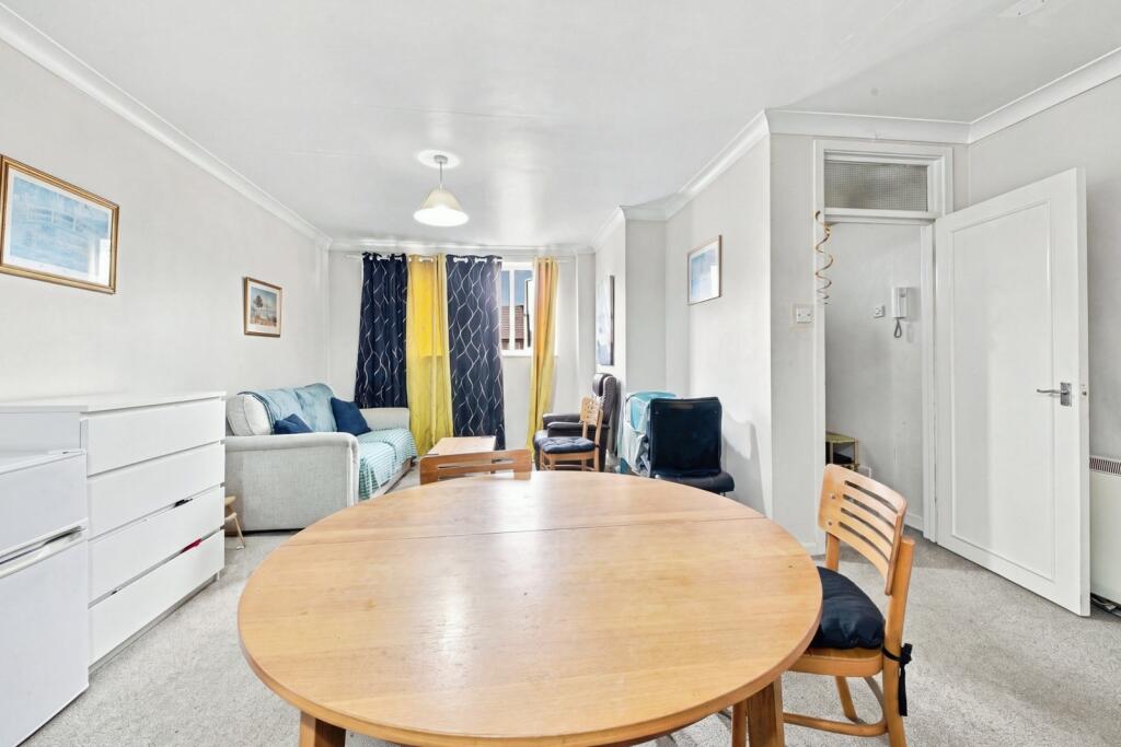 Apartment in Northampton, West Northamptonshire - View 5