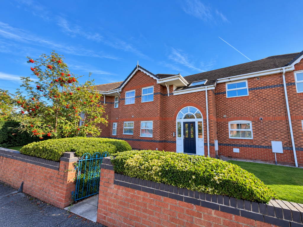2-bed flat on Gratrix Lane, Sale, £195,000