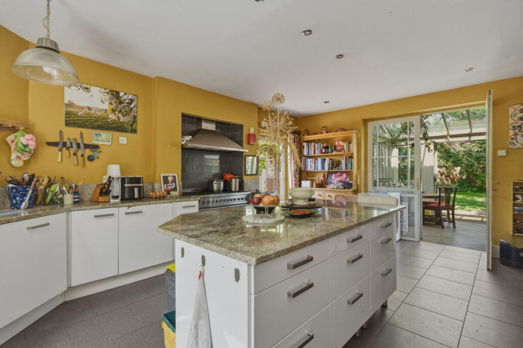 Main Street, Newark, NG23 - More