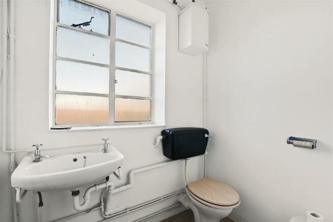 14-37b0GCWT - Unit 6 Bridge House - WC - Original