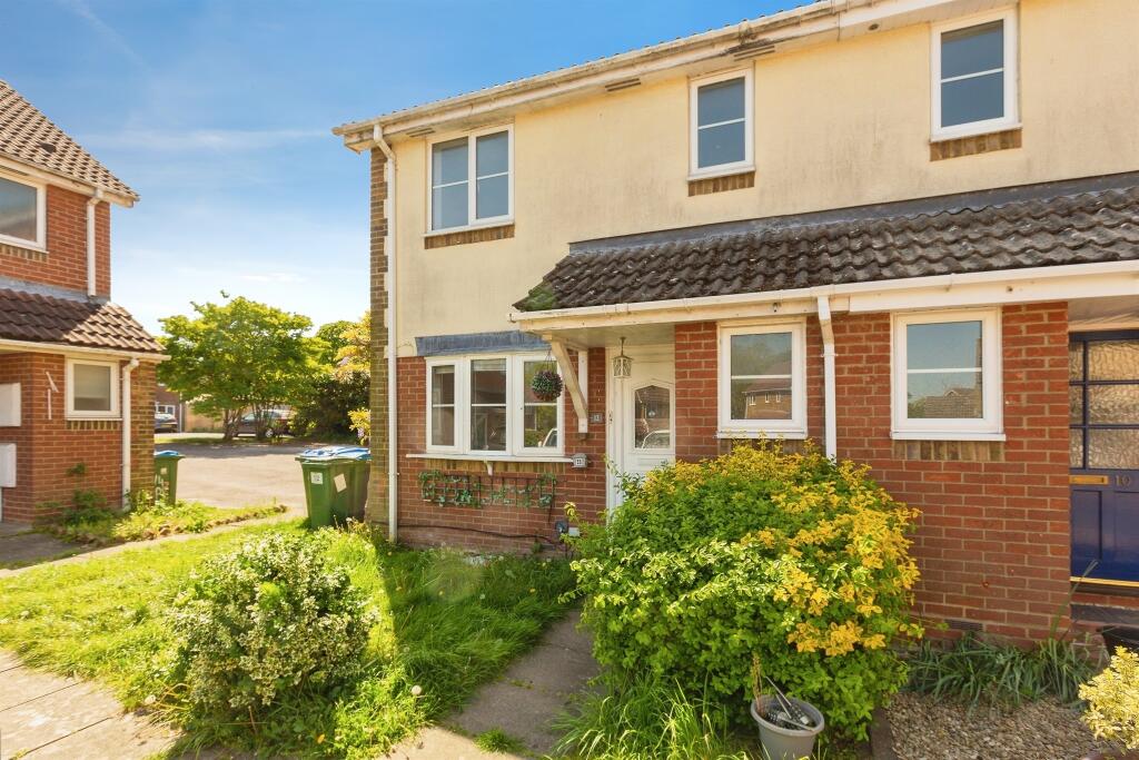 3-bed semi-detached on Plough Close, Aylesbury, £325,000