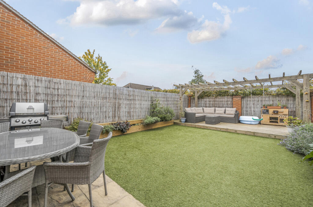 Jardine Place, Bracknell, Berkshire photo 4