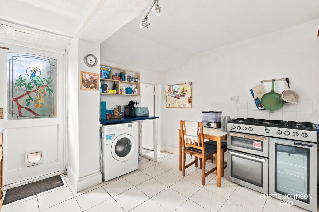 House in Grays, Little Thurrock - More
