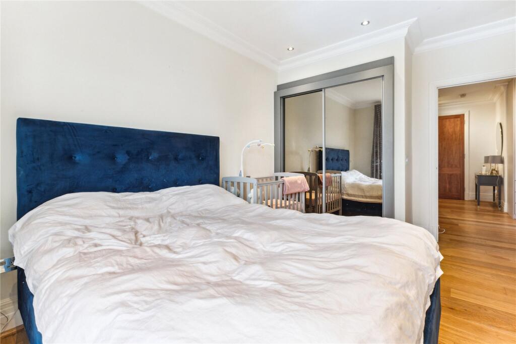 Apartment in Richmond, Mortlake - More