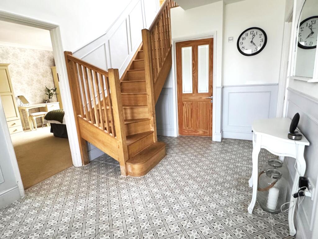 Cotswold Close, Staines-upon-Thames, Surrey, TW18 2DD photo 2