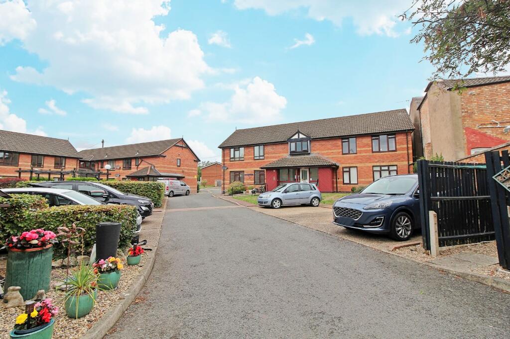 2-bed flat on Jasmine Court, Wigston, LE18, £80,000