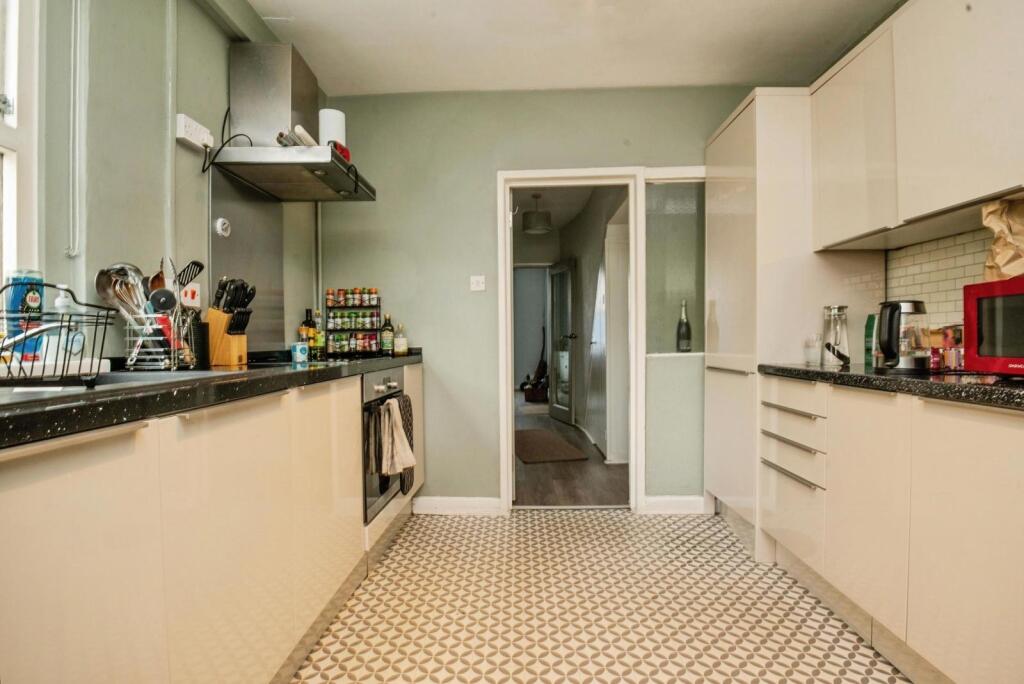 Apartment in Cardiff, Adamsdown - View 5