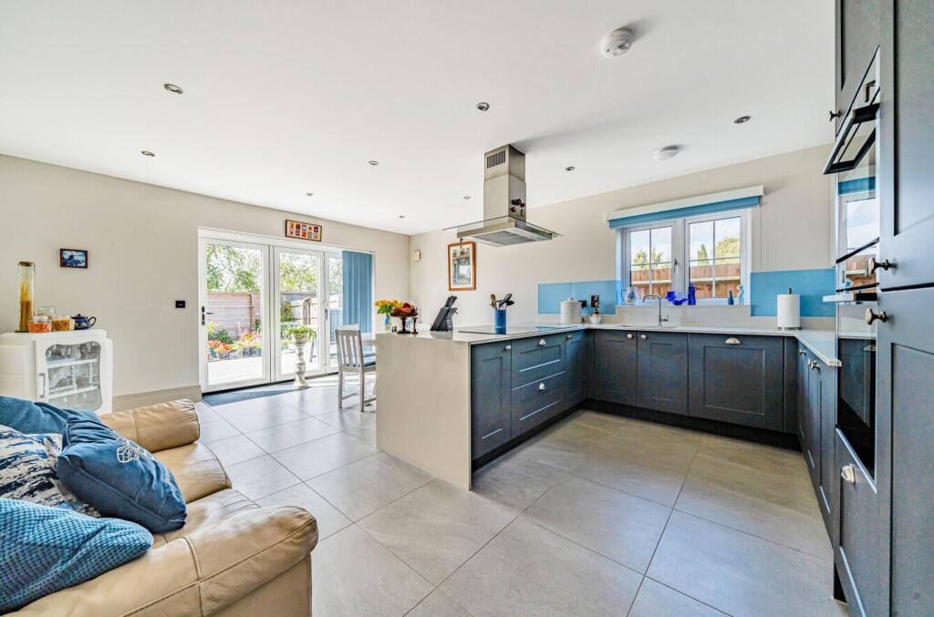 House in Worcester - View 3