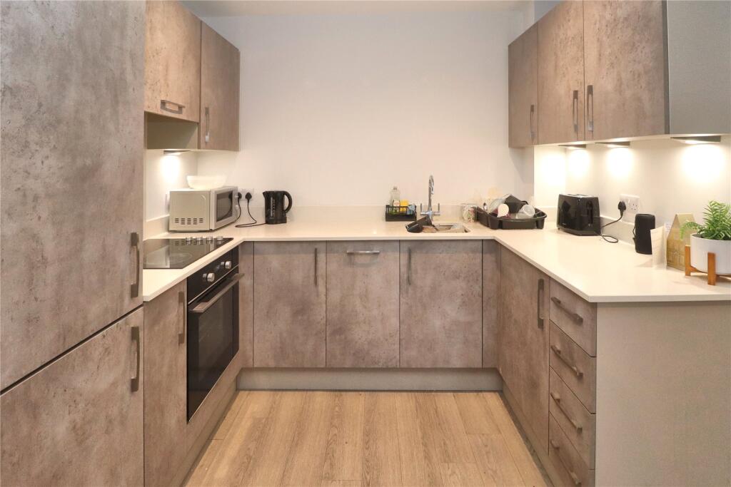 Apartment in Woking, Sheerwater - View 2