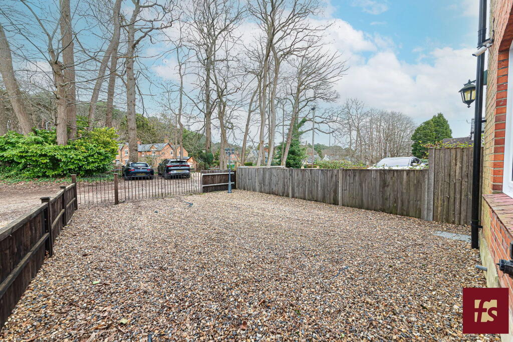 Addiscombe Road, Crowthorne, Berkshire RG45 7JU photo 4