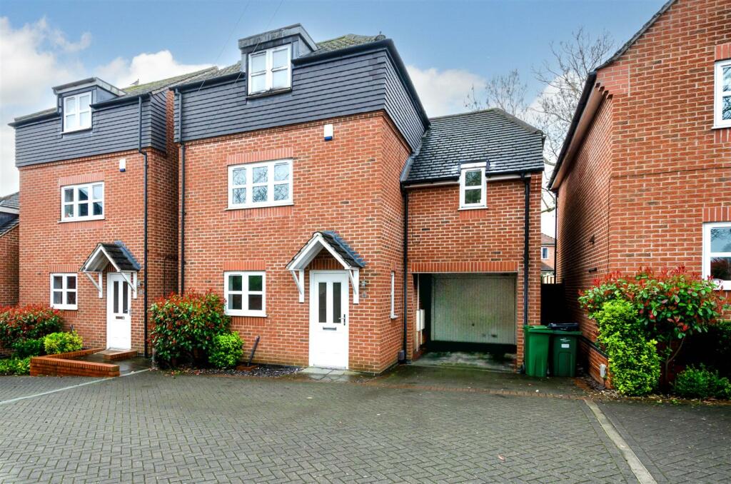 4-bed detached on Foxhunter Gardens, Leicester Road, Enderby., £313,500