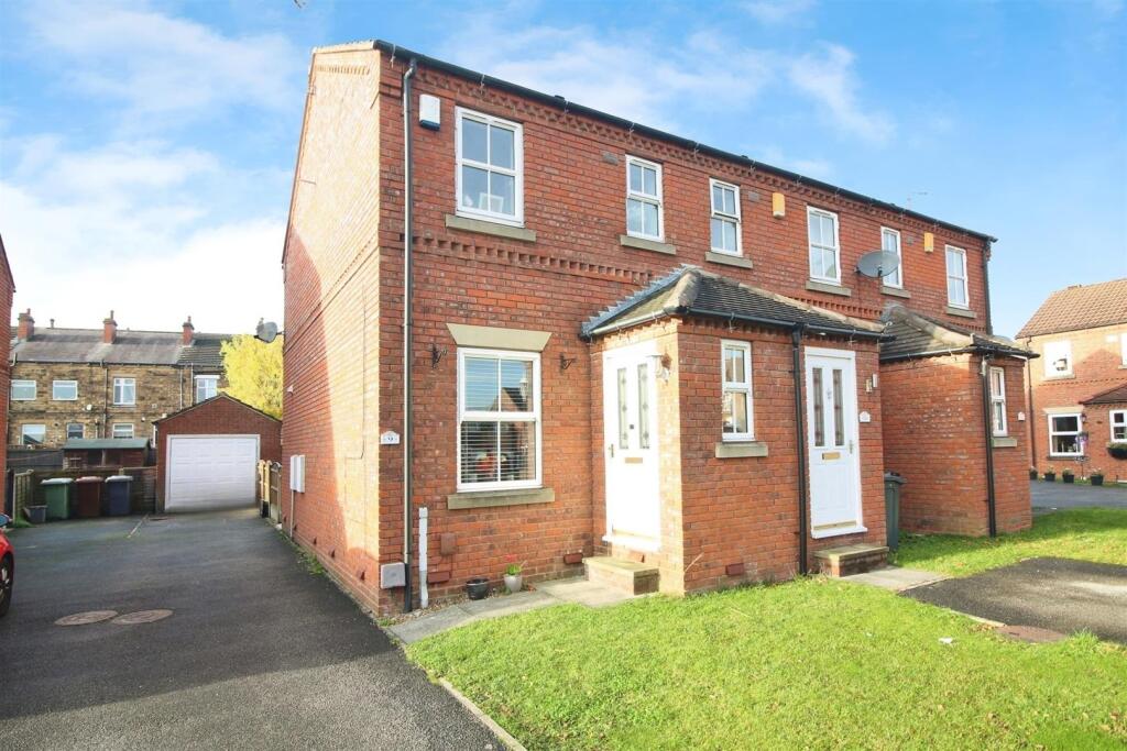 Main image of property: Knavesmire, Rothwell, Leeds