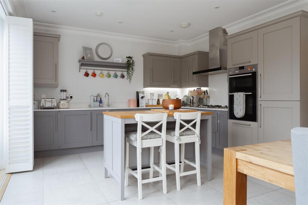 Westwood Close, Reigate photo 3