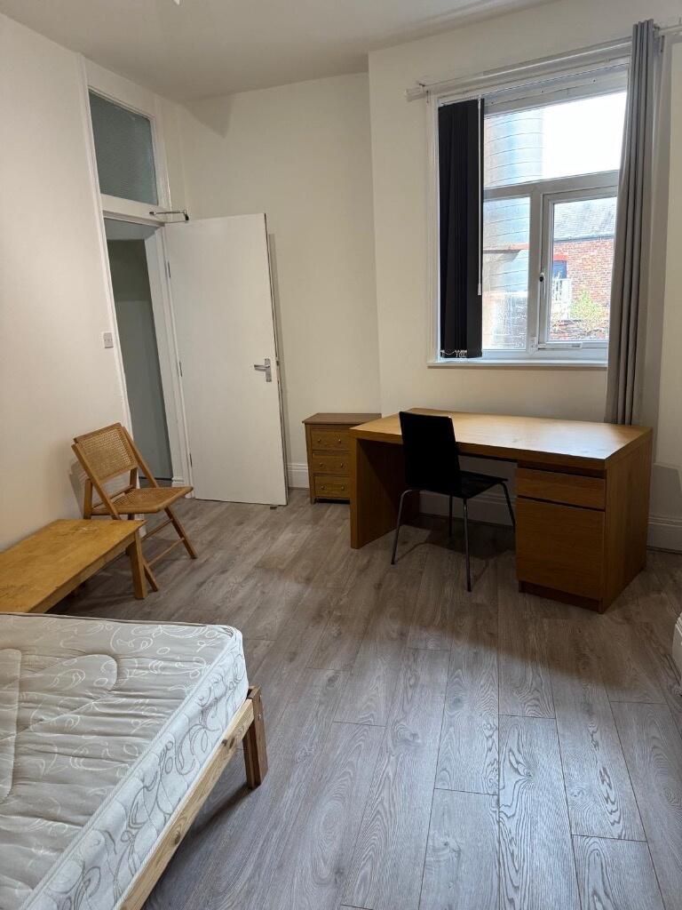 Apartment in Manchester, Fallowfield - More