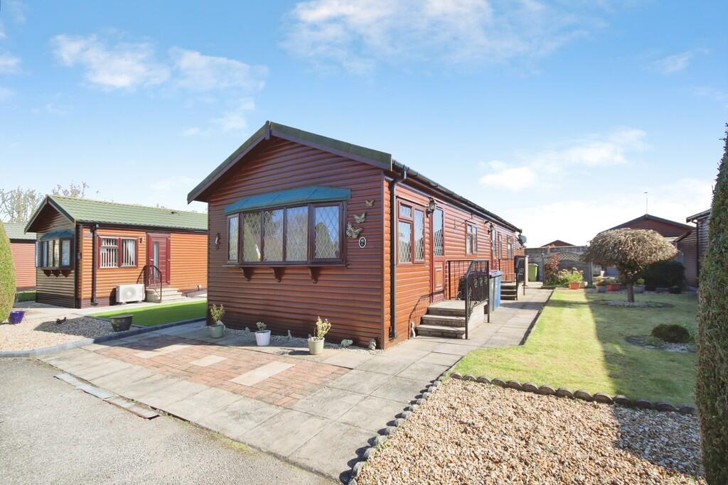 2-bed caravan on Lime Close, Torksey, Lincoln, £85,000