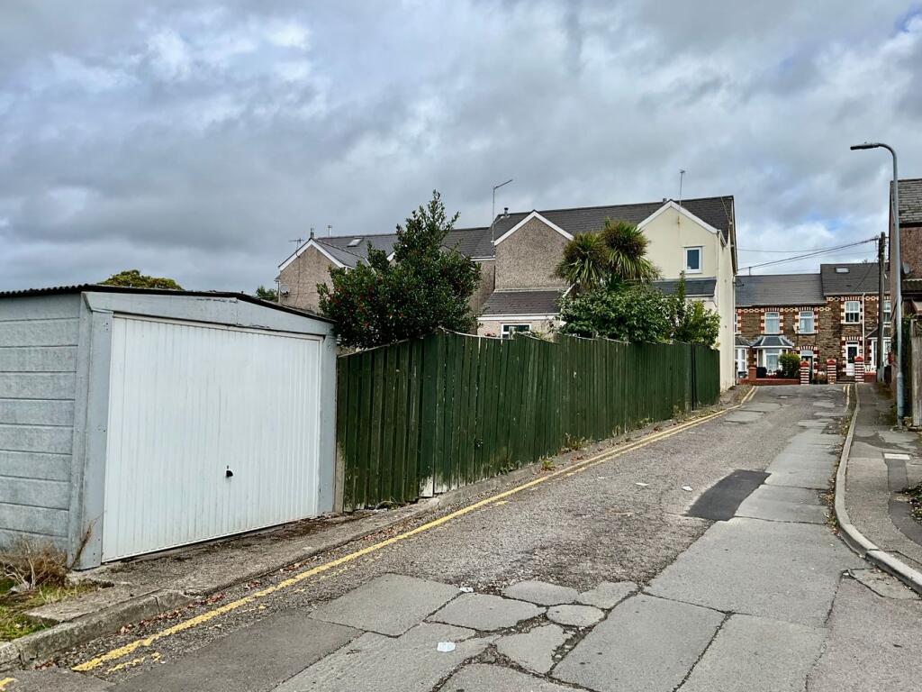 House in Cwmbrân, Croesyceiliog - More