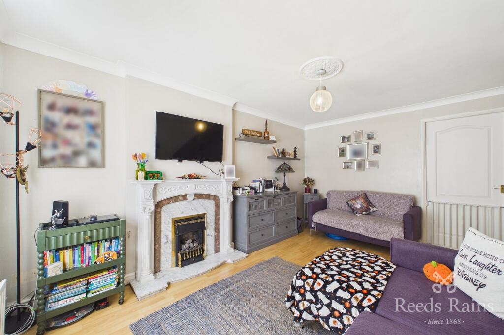 House in Rotherham, Throapham, Dinnington St. John's - More