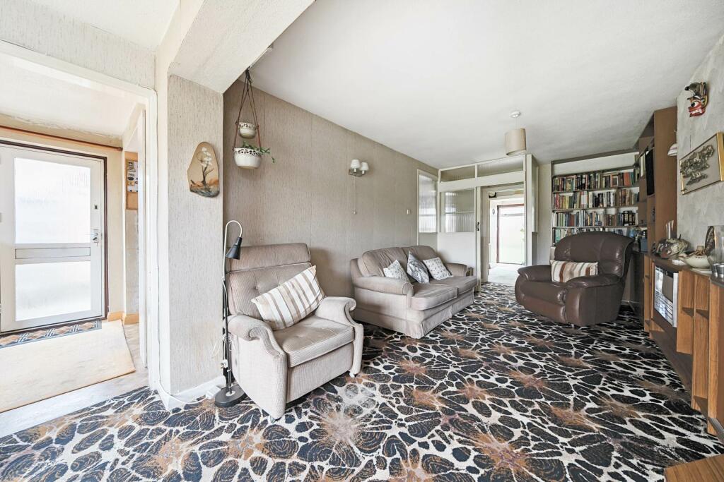 3 bedroom detached house for sale in Chiltern Avenue, Putnoe, MK41 - View 5