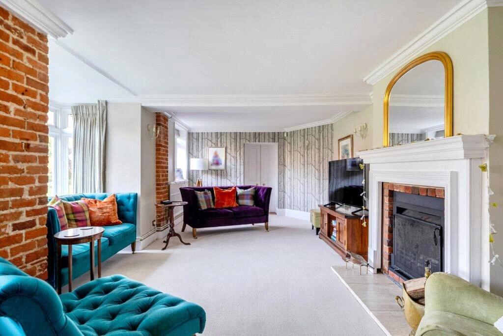 House in Kingston upon Thames - More