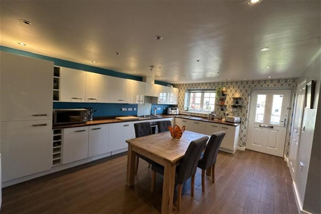 House in Osgodby, Middle Deepdale, Eastfield - View 2
