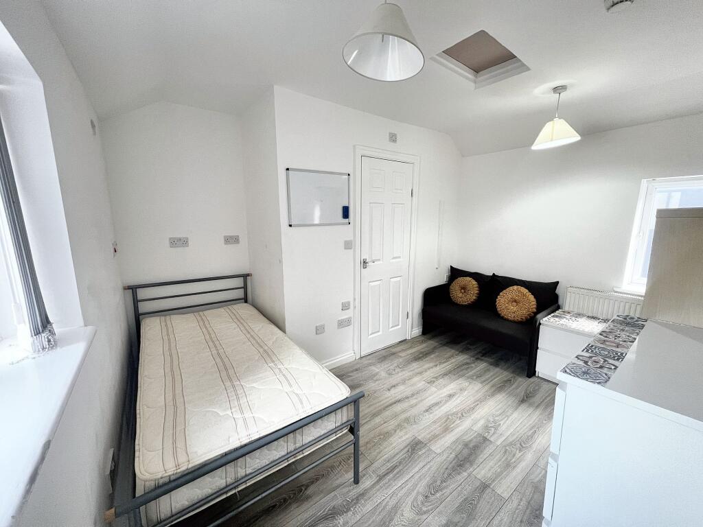 Main image of property: Lythalls Lane, Coventry CV6 6FG