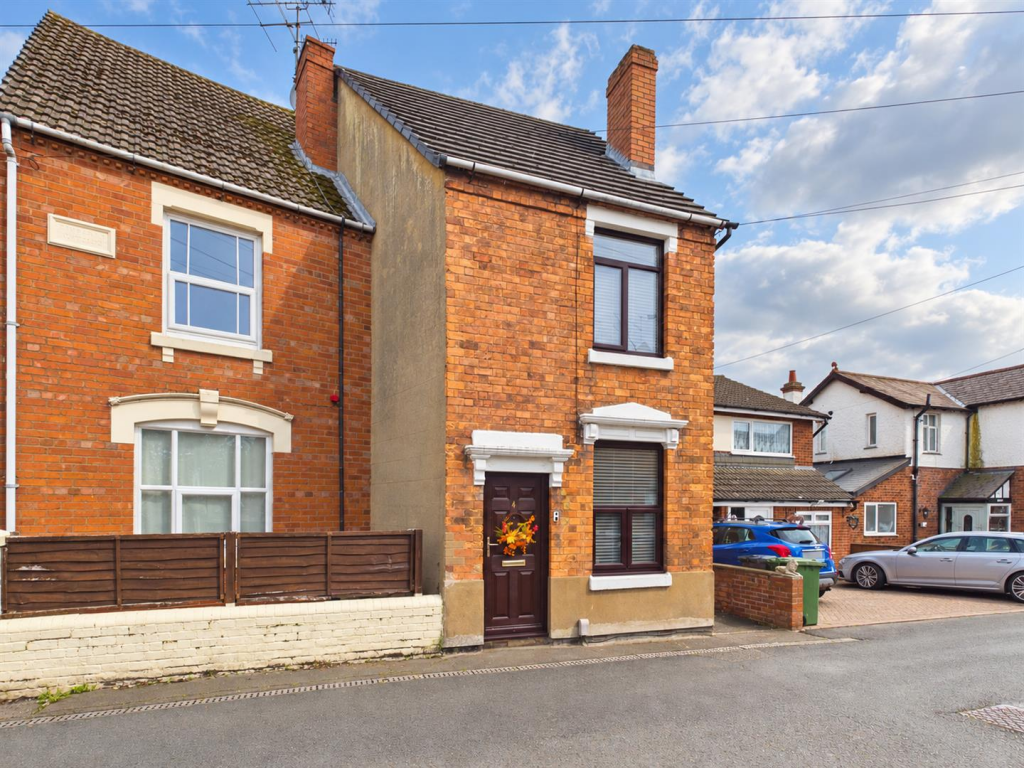 3-bed semi-detached on St. Georges Terrace, Kidderminster, £225,000