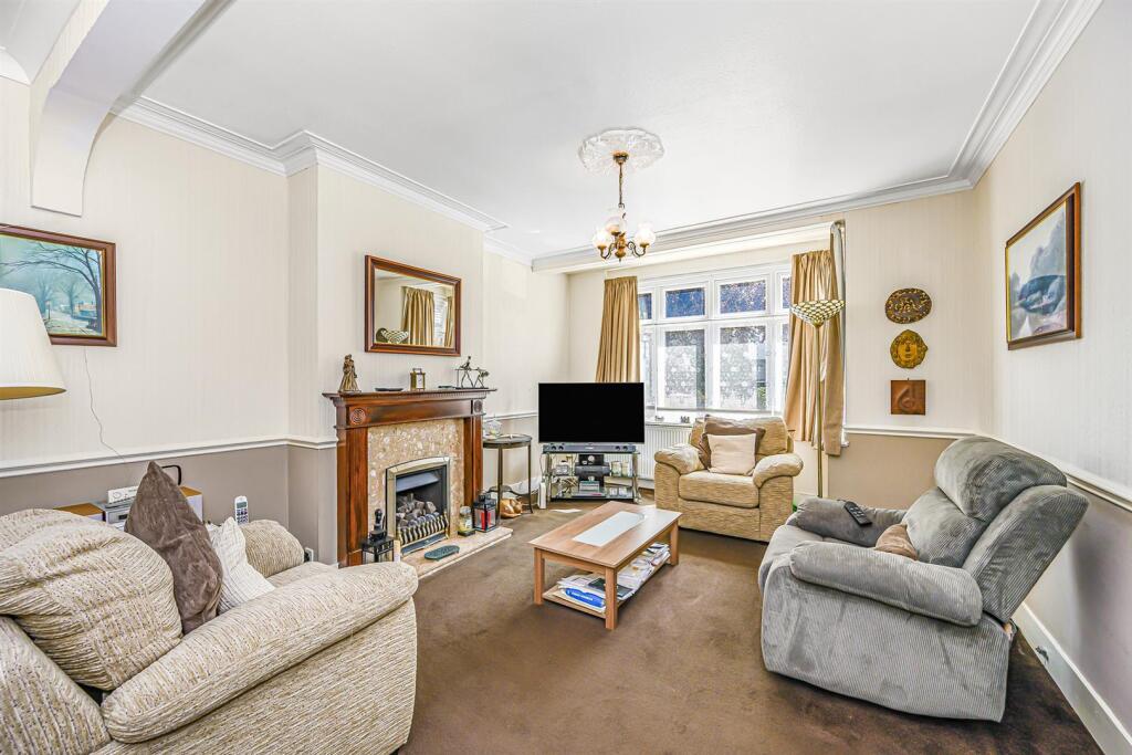 House in London, Royston Parade, Highams Park - View 3