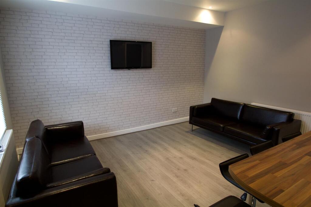 House in Leeds, West Yorkshire - View 3