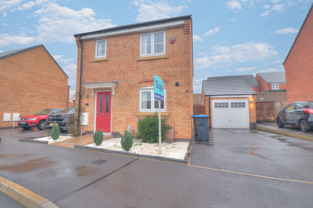 3-bed detached on Perry Grove, Scraptoft, Leicester, LE7, £360,000