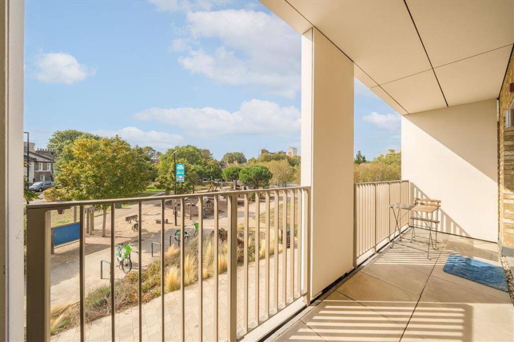 House in London, Hughesfield Estate, New Cross - View 4